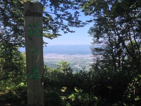 箱ヶ森山頂の標柱と、そこから見下ろす盛岡の市街地